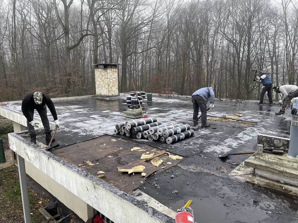 Travailleurs de chantier travaillant sur le toit d'une maison